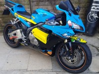 Este fue el primer kit de carenado que compré y, qué puedo decir, estoy encantado con él, le da a la moto un aspecto completamente nuevo respecto al carenado anterior. Y una enorme mejora en la forma. La compra del carenado fue un sitio web fácil de usar y sin estrés. Hicieron un excelente trabajo manteniéndome actualizado con el proceso del carenado. Se proporcionó información de seguimiento que fue excelente para seguir el progreso del kit en su camino. Llegué hoy y tenía muchas ganas de ponerlos en orden en la bicicleta. Wow sería la palabra, todo estaba alineado y fue muy fácil de encajar. Gran atención al detalle y la pintura es excelente y espesa. Más que contento con todo lo relacionado con este kit. Definitivamente será la única empresa de kits de carenado del mercado de accesorios que usaré de ahora en adelante. Un servicio estrella. Mis mejores deseos