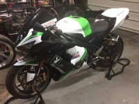 Choqué mi motocicleta en la pista de carreras y compré carenados nuevos aquí. ¡Hicieron que mi ZX6R 2005 pareciera nueva una vez más! La instalación fue fácil y los carenados todavía lucen geniales 2 años después. No son plásticos de calidad OEM (más rígidos), pero por el precio, la calidad es aceptable/buena. No ha habido descamación ni daños en la pintura durante los 2 años que los instalé. Compra inteligente.